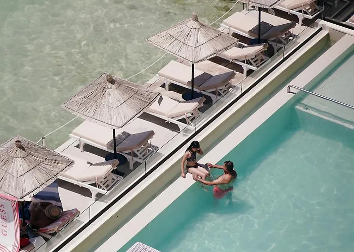 亚若奥酒店 Sarandë